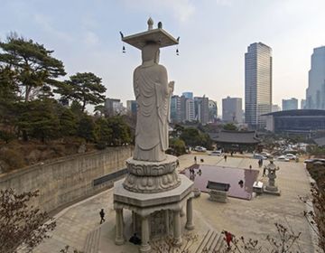 seoul buddha statue in city center