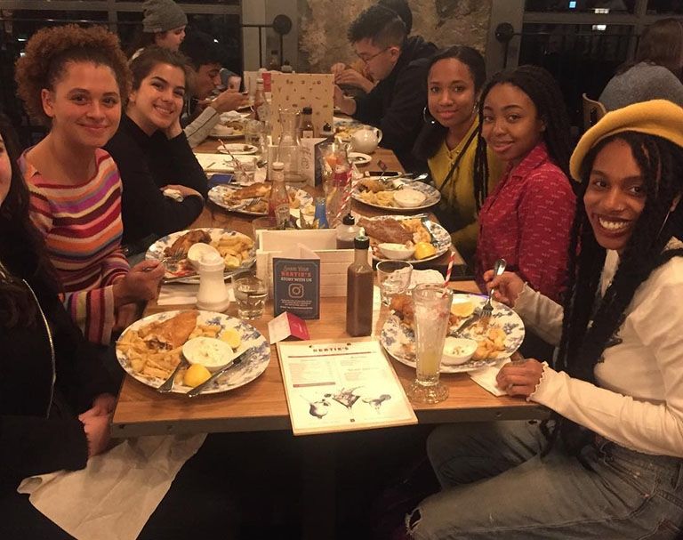edinburgh study tour study abroad students at dinner