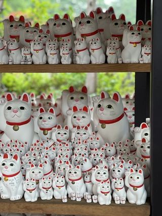 Maneki-neko statues