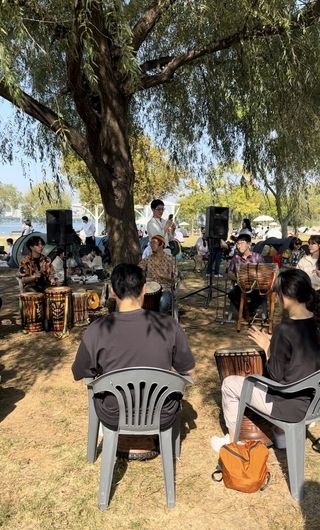 people drumming