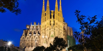 nighttime la sagrada familia lit up