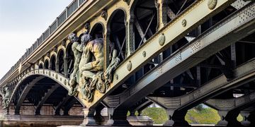 paris-bir-hakeim-bridge-sculpture