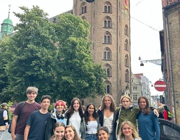 A group photo in front of the Rundetaarn (Round Tower)