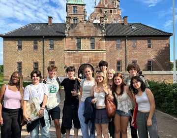 Students in front of Rosenborg Castle
