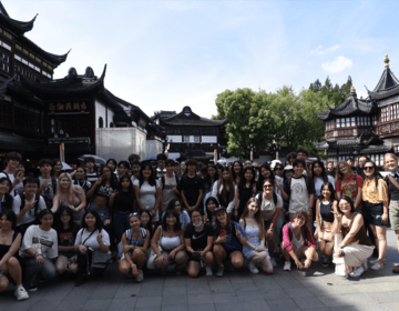 Students took a group photo before walking around in the Yu Garden.