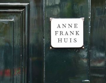 anne frank huis amsterdam front sign