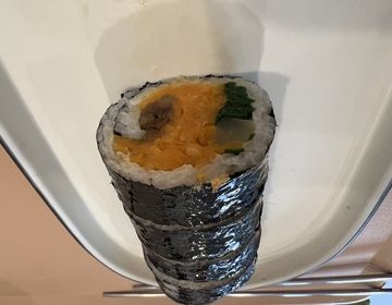 picture of the inside of the vegan gimbap from youngmi gimbap!