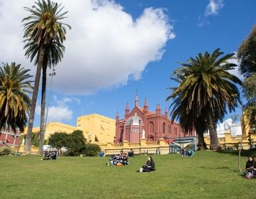 Buenos Aires open campus students on lawn