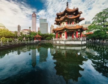 taipei temple on water