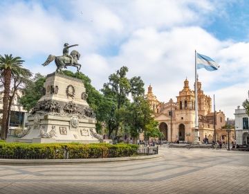 buenos aires downtown flag statue