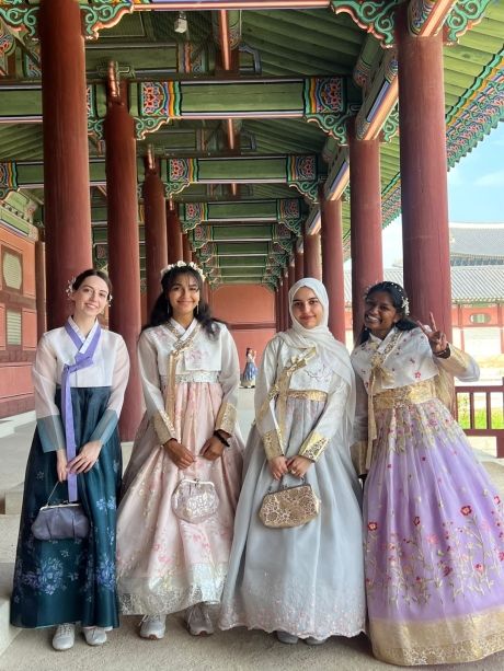 seoul-dresses-palace-columns