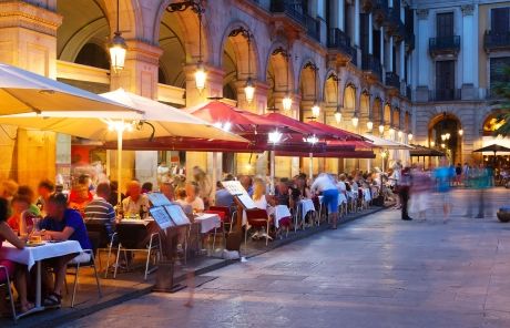 barcelona busy street people eating