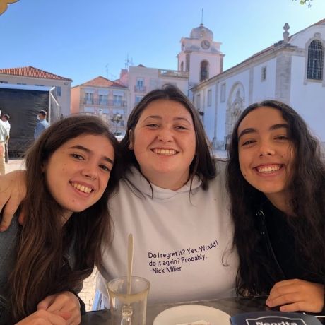 lisbon three students eating together