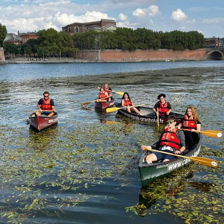 Toulouse_canoe activity on the Garonne river.jpg