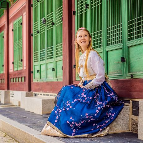 seoul girl dressed in traditional korean dress