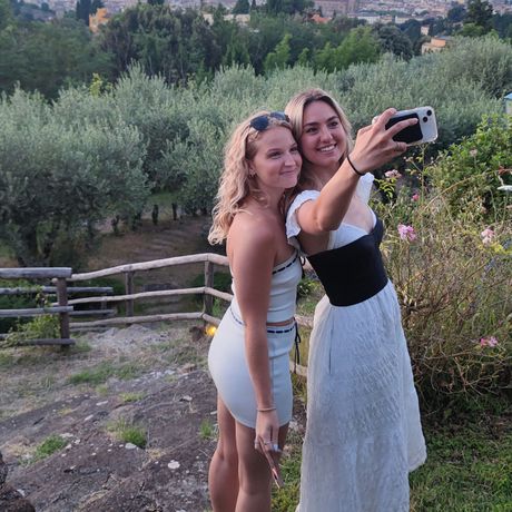 florence italy study abroad students selfie