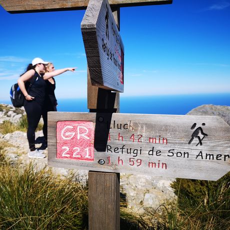 palma-students-hiking-beach-sign