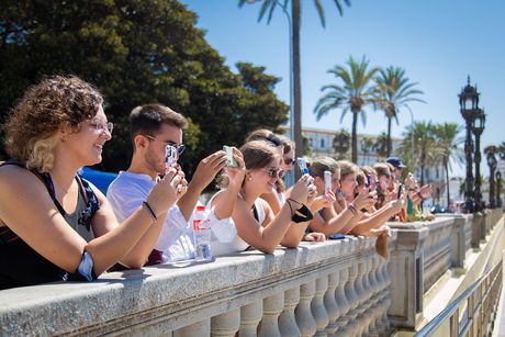 spain_seville_students-taking-pictures_beach-in-cadiz.jpg