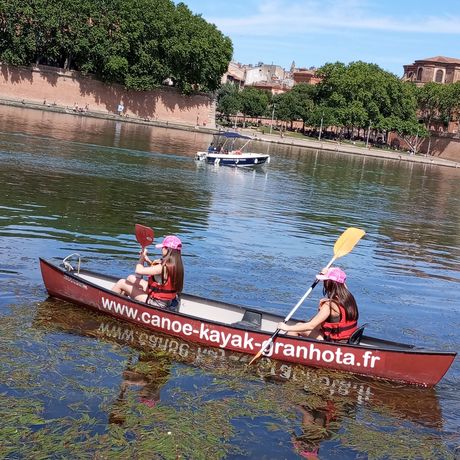 toulouse-girls-canoeing-garonne-river