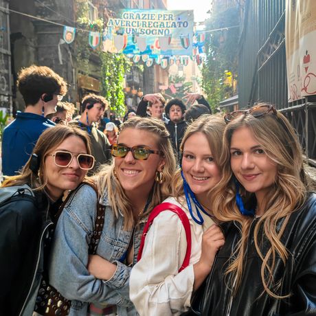 florence-girls-posing-naples
