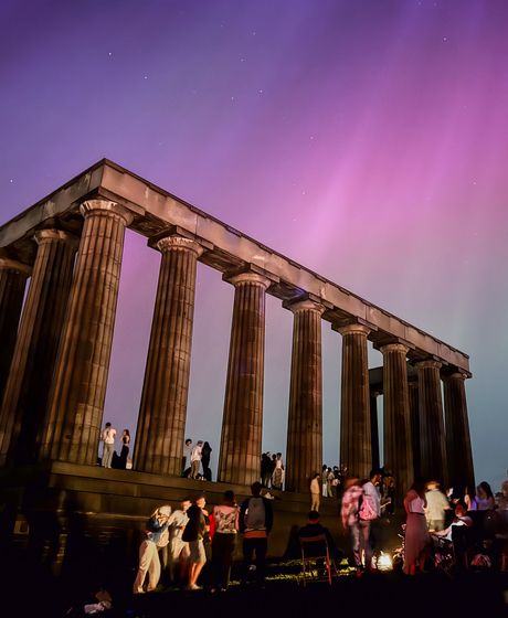 edinburgh-aurora-over-calton-hill