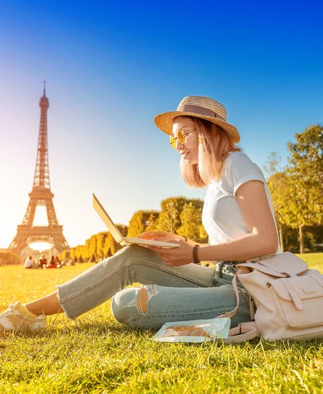 paris-girl-hat-laptop-eiffel-tower