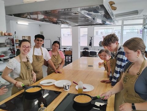 Students watching the tortilla cook