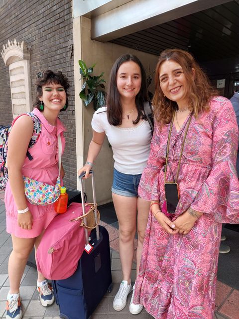 High school students posing with host family in Madrid