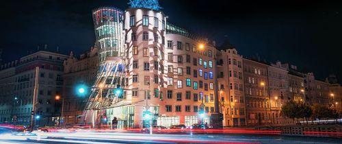 prauge-dancing-house-night