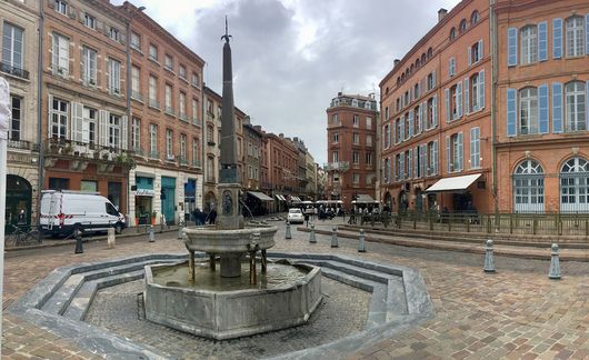 toulouse street with fountain