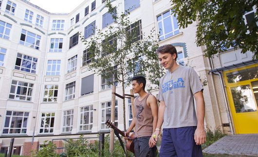 berlin students walking center