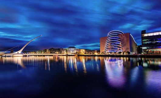 samuel beckett bridge at night in dublin ireland