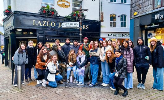 dublin-student-group-oscar-wilde-statue