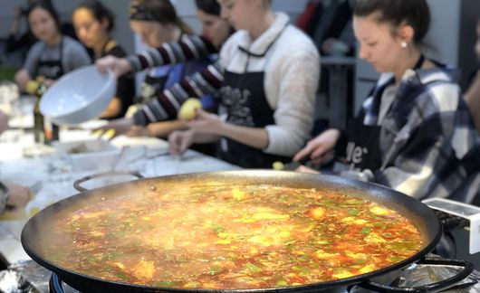 alicante_students-cooking-a-paella.jpg