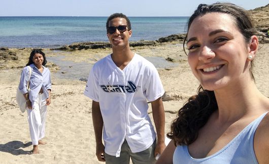 palma-students-enjoying-beach