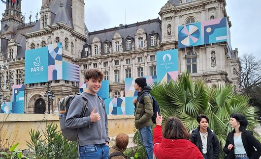 paris-student-tour-thumbs-up