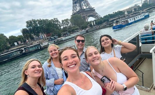 paris-students-boat-eiffel-tower