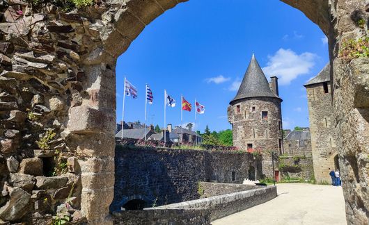 rennes-chateau-de-fourgeres-archway