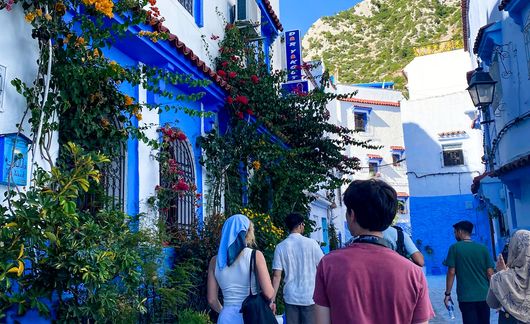 rabat-students-walking-chafchaouen-tour