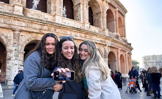 rome-girls-colosseum-selfie