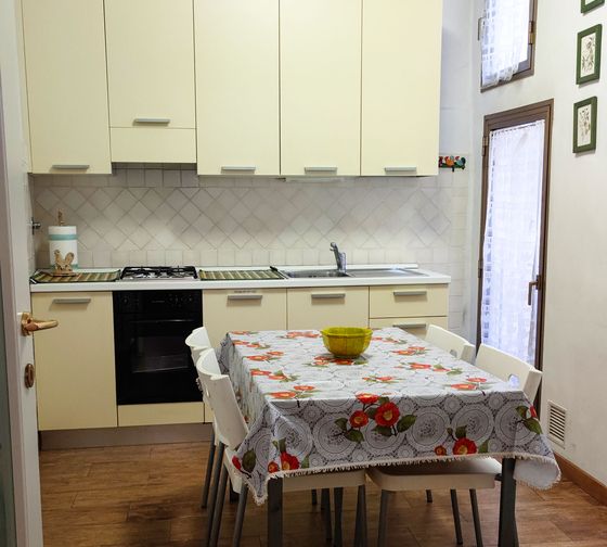 florence-housing-25-apartment-kitchen-yellow-cabinets