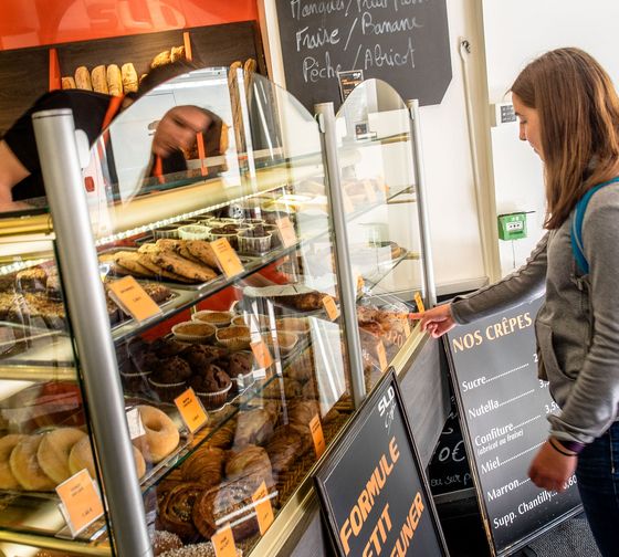 toulouse-meals-student-buying-pastries