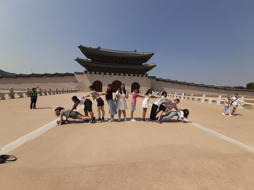Students on scavenger hunt posing in front of Gyeongbokgung Palace
