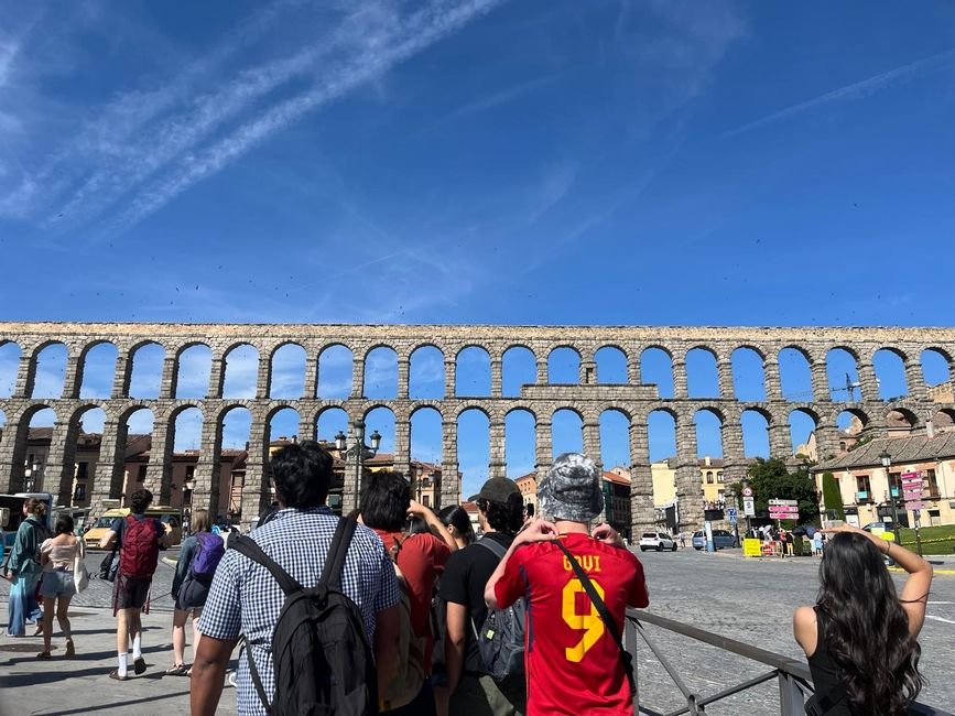 students in front of the aqueduct in Segovia