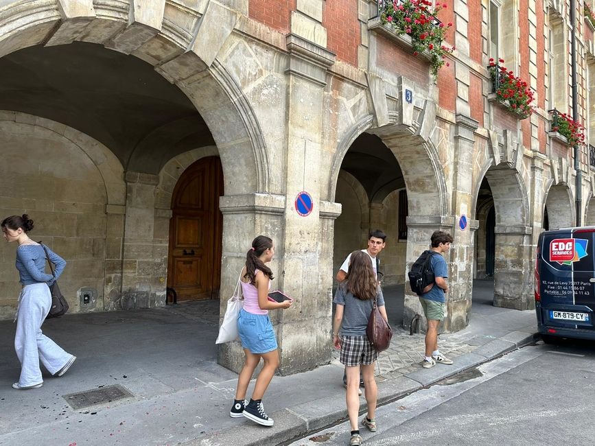 Searching for clues underneath the arcades of the Place des Vosges