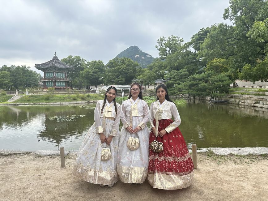 Hanboks at Gyeongbokgung Palace
