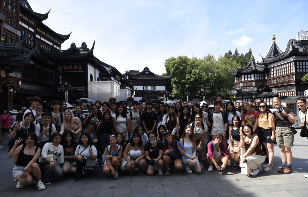 Students took a group photo before walking around in the Yu Garden.