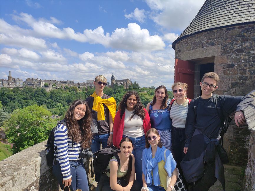 Group of high school students posing in a castle in Rennes