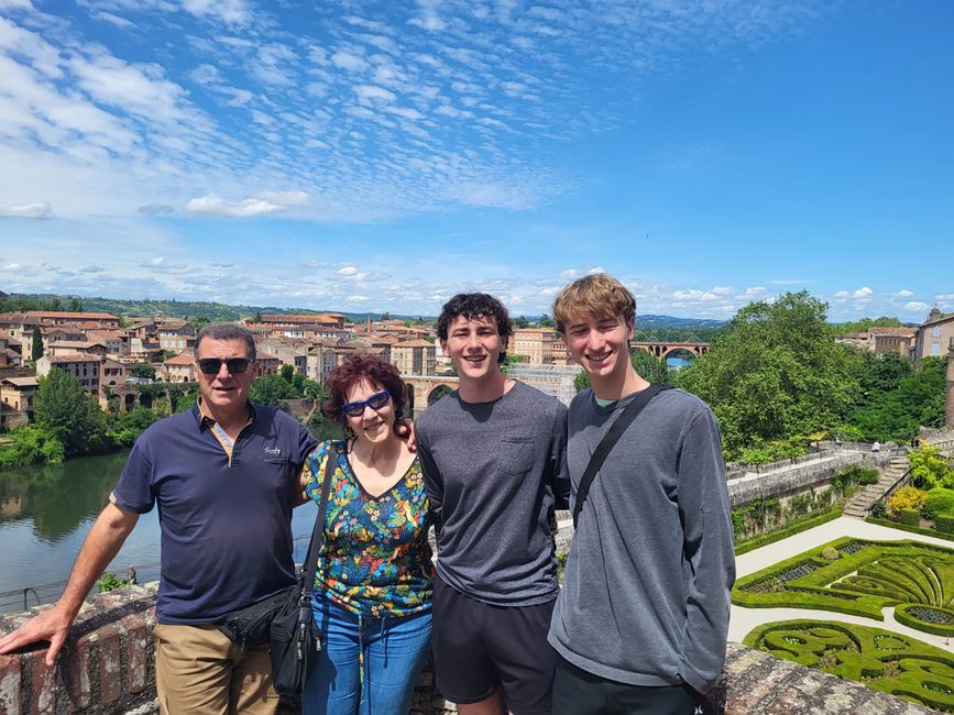 American high schoolers in Toulouse with their host parents