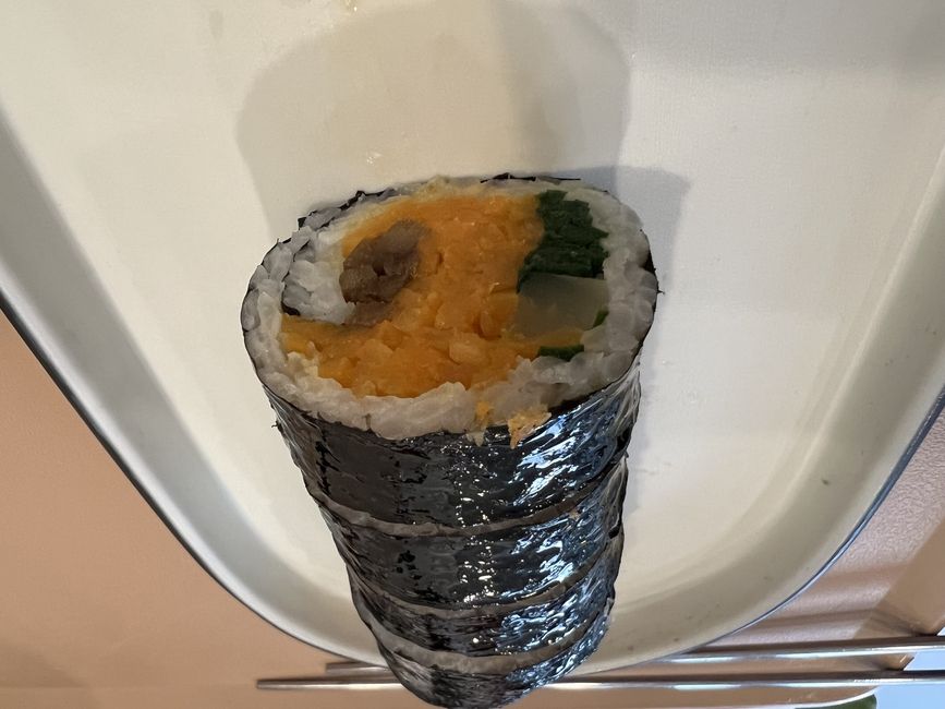 picture of the inside of the vegan gimbap from youngmi gimbap!